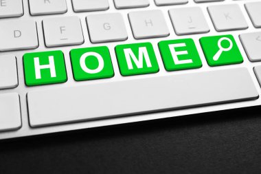 Çevrimiçi konaklama araması. Büyüteç simgesi ve sözcük içeren düğmeler bilgisayar klavyesinde, kapat