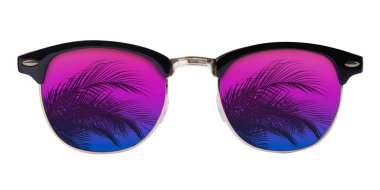 Parlak güneş gözlüğü. Beyaz arka planda, lenslerde avuç içi yansıması var.