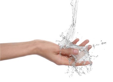 Beyaz arka planda saf su damlaları olan kadın, yakın plan.