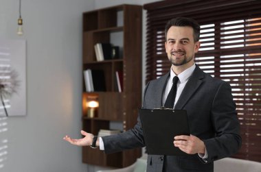 Ofisine davet panosu olan profesyonel bir psikolog. Metin için boşluk