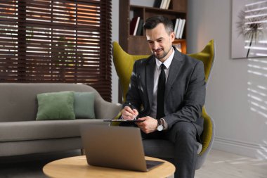 Profesyonel psikolog, müşterisiyle çevrimiçi danışmanlık yapıyor.