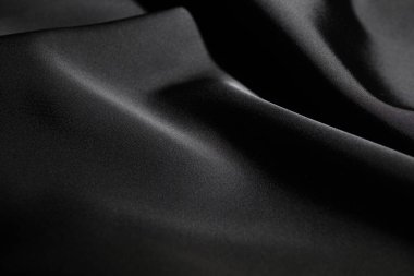 Arkaplan olarak buruşmuş siyah ipek kumaş, yakın plan