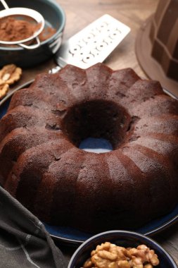 Lezzetli çikolatalı kek, ceviz ve kakao tozu, yakın plan.