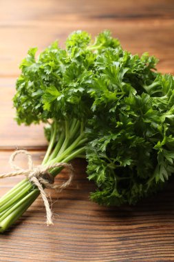 Tahta masada maydanoz var, yakın plan.