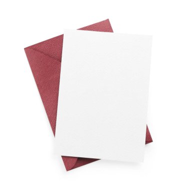 Boş davetiye kartı ve zarf beyaza izole edilmiş, üst manzara. Tasarım için boşluk