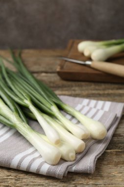 Taze taze soğan ve havlu ahşap masada, yakın plan.