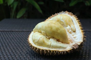 Dışarıdaki hasır masada taze olgun Durian, yakın plan. Metin için boşluk