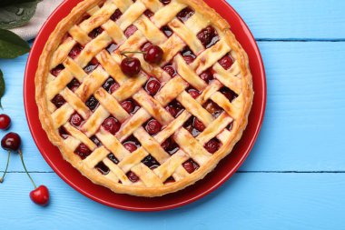 Lezzetli kirazlı turta ve böğürtlen açık mavi ahşap masa, düz uzanmış