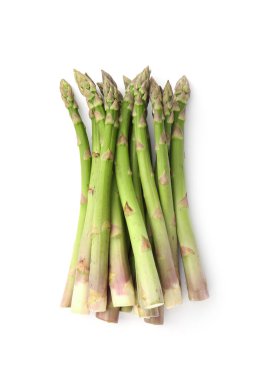 Taze çiğ kuşkonmaz mızrakları beyaza izole edilmiş.