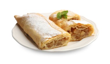 Pudra şekeri ve nane şekerli lezzetli elmalı çörekler beyaz üzerine izole edilmiş.