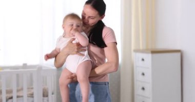 Anne ve küçük bebeği evde, kamera taşınıyor.