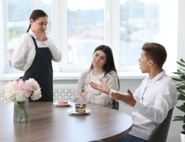 Restorandaki pasta hakkında garsona şikayet eden bir çift var.