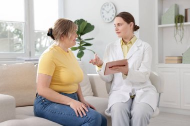 Kilo kaybı. Klinikteki aşırı kilolu kadınlara danışmanlık yapan beslenme uzmanı.