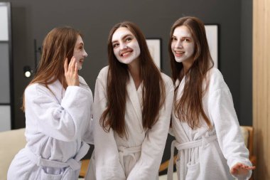 Kaplıca ameliyatından sonra bornozlu mutlu kadınlar poz veriyor.