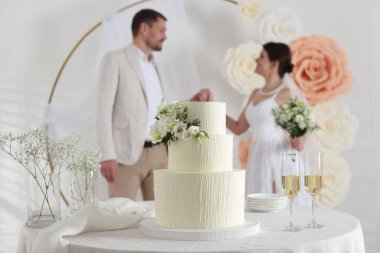 Mutlu evli çift içeride, düğün pastasına ve masadaki şampanya bardaklarına odaklan.