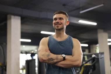 Spor salonundaki profesyonel kişisel antrenör portresi. Metin için boşluk