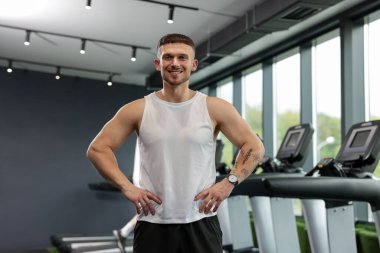 Spor merkezinde profesyonel kişisel antrenör portresi