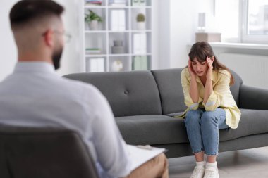 Ofiste hastayla çalışan profesyonel psikolog, seçici odaklanma