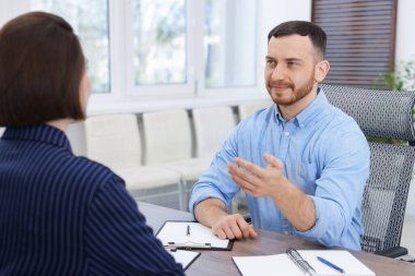 Aday ve adayın ofiste iş görüşmesi var.