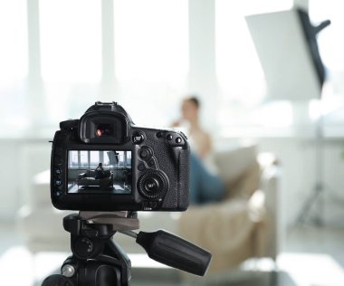 Stüdyodaki kadın, onu kaydeden kameraya odaklan.