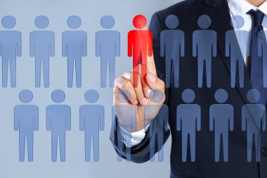 Dağılabilirsiniz. İş adamı, gri arkaplan ve yakın plan karşısında sanal ekranda insan figürü seçiyor