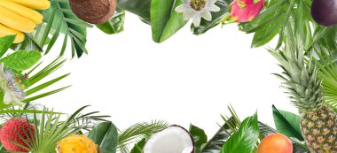 Beyaz arka planda taze tropikal meyveler, çiçekler ve yeşil yapraklardan yapılmış çerçeve