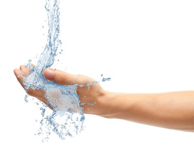 Beyaz arka planda saf su sıçratan adam, yakın plan