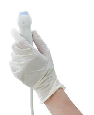 Sonografın elinde ultrasonik güç çevirici var. Beyaz arka planda, yakın plan. Tıbbi ekipman