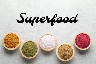 Süper yemek. Tabaklardaki farklı tozlar, açık masa, düz yatak.