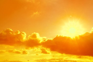 Sıcak yaz havasında bulutlu turuncu gökyüzü