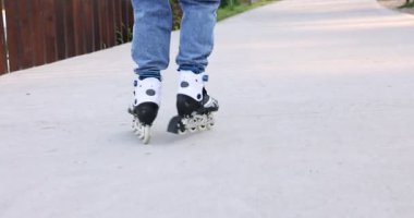 Dışarıda paten kayan adam, yakın plan. Kamera sonradan hareket ediyor