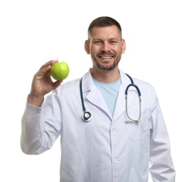 Beyaz arka planda yeşil elmalı ve steteskoplu beslenme uzmanı.