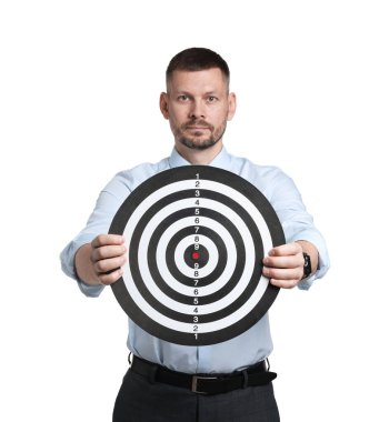 Hedef alınıyor. Beyaz arka planda dart tahtası olan adam