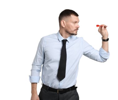 Hedef alınıyor. Beyaz arkaplanı hedefleyen dartlı bir adam.