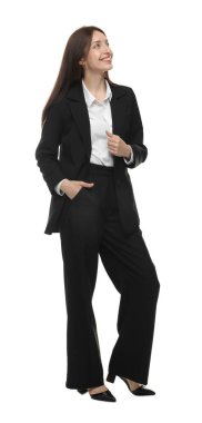 Beyaz arka planda takım elbiseli mutlu kadın.