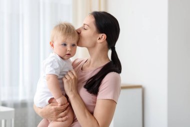 Anne ve küçük bebeği evde, mesaj için yer var.