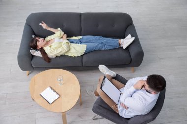 Ofiste hastayla çalışan profesyonel psikolog.