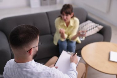 Ofiste hastayla çalışan profesyonel psikolog, seçici odaklanma