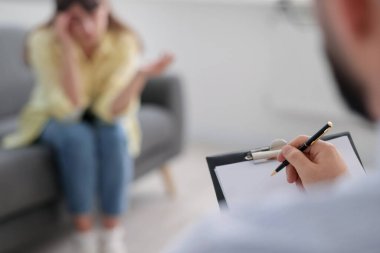 Ofiste hastayla çalışan profesyonel psikolog, seçici odaklanma