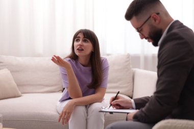 Ofiste hastayla çalışan profesyonel psikolog.