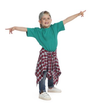 Mutlu küçük çocuk beyaz arka planda dans ediyor