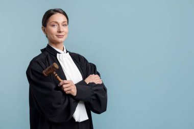 Açık mavi arkaplanda tokmak ile yargılama, metin için boşluk