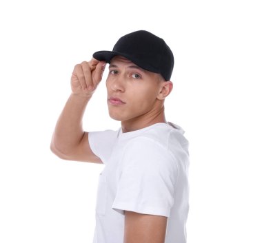 Beyaz arka planda siyah şapka giyen genç bir adam.