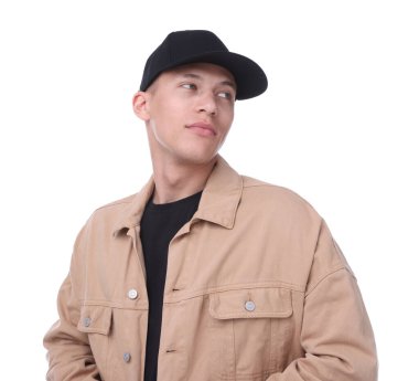 Beyaz arka planda siyah şapka giyen genç bir adam.