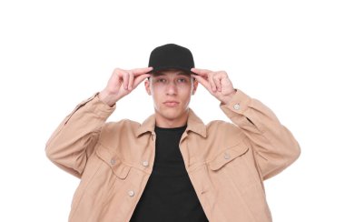 Beyaz arka planda siyah şapka giyen genç bir adam.