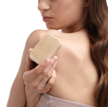 Beyaz arka planda sabun çubuğu olan kadın, yakın plan.