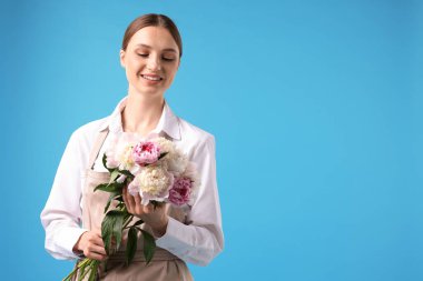 Açık mavi arka planda güzel şakayık demeti olan çiçekçi, metin için yer.