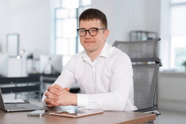 Ofisteki yakışıklı adamın portresi.