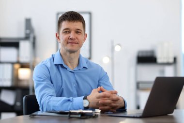 Ofisteki masadaki yakışıklı adamın portresi. Metin için boşluk