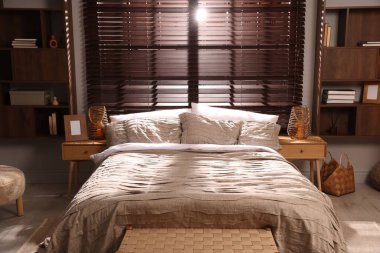 Yatak odasında güzel çarşafları olan rahat bir yatak.